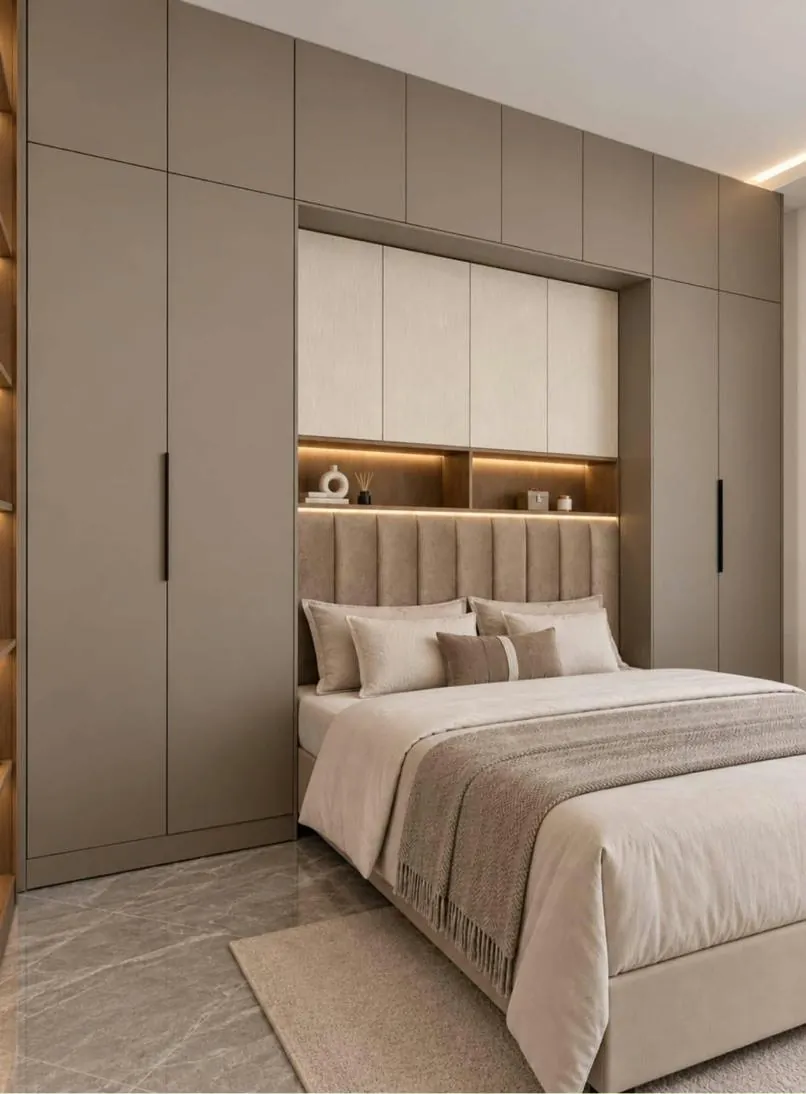 Chambre parents avec armoires intégrées autour du lit